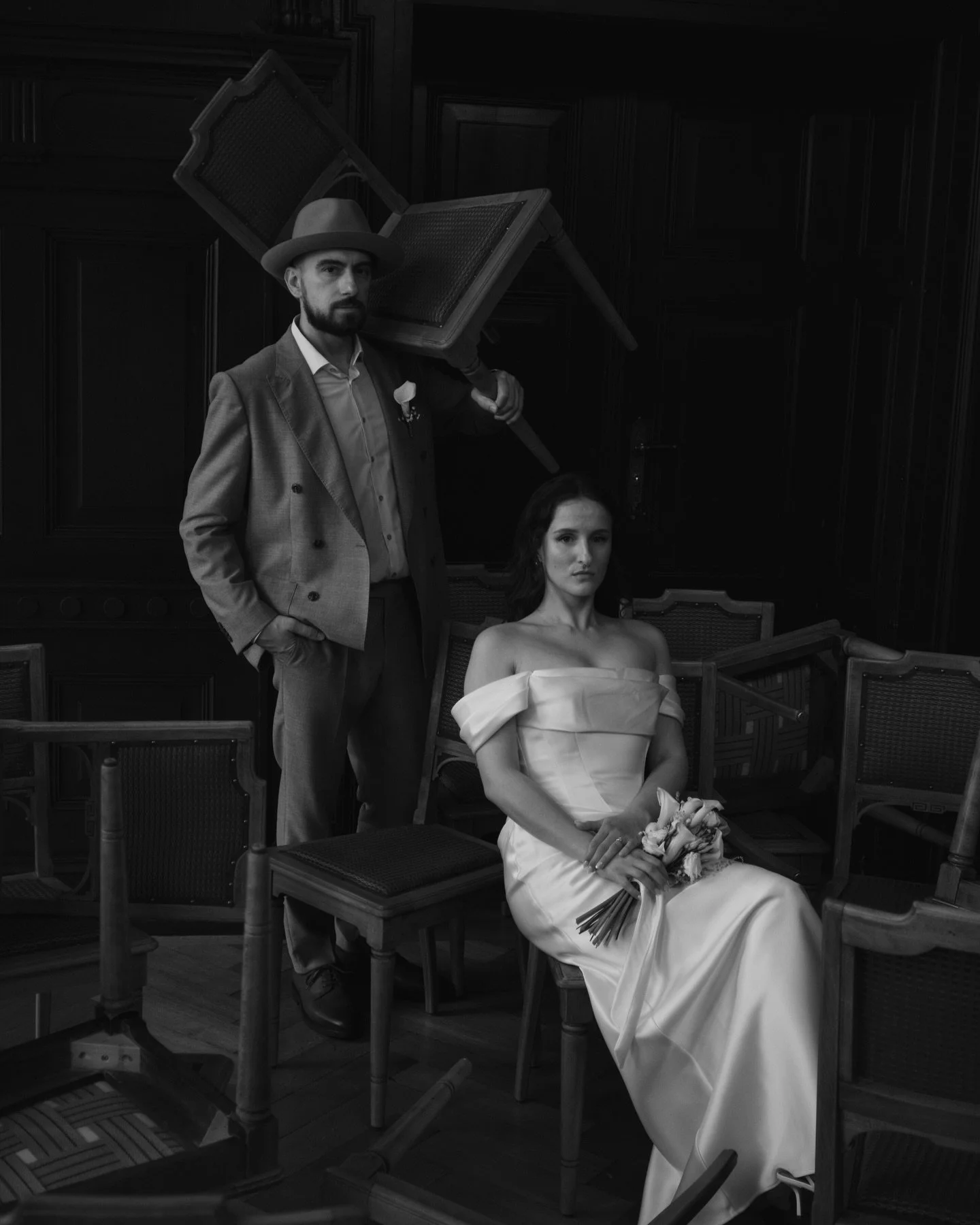 Brautpaar im historischen Saal – Editorial Schwarzweiß-Fotografie