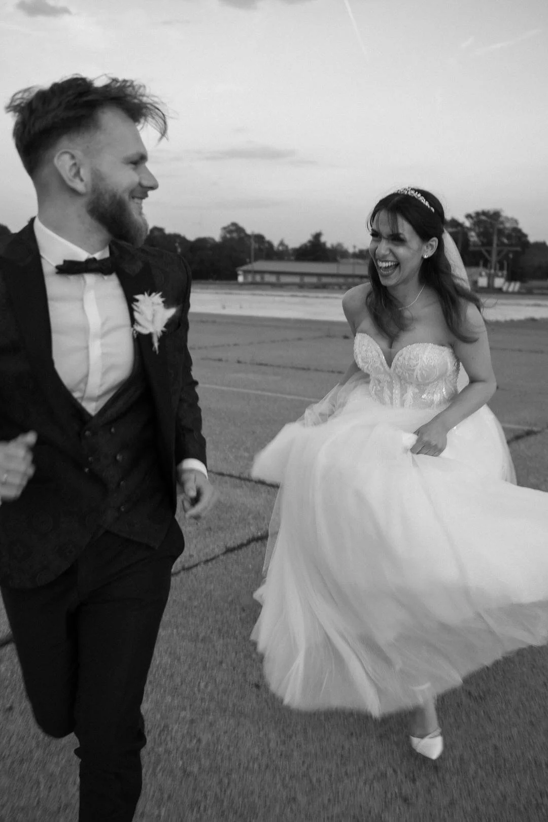 Brautpaar lacht – ehrliche Momentaufnahme in Schwarzweiß